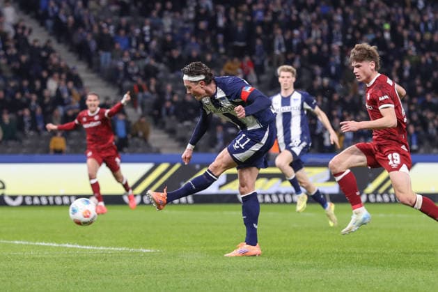 19.12.2025, xtgx, Fussball 2. Bundesliga, Hertha BSC Berlin - Arminia Bielefeld emspor, v.l. Fabian Reese (Hertha, 11) schiesst den Ball aufs Tor, Torschuss, Schuss (DFL DFB REGULATIONS PROHIBIT ANY USE OF PHOTOGRAPHS as IMAGE SEQUENCES and or QUASI-VIDEO) Berlin