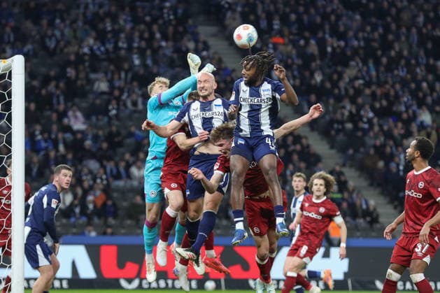19.12.2025, xtgx, Fussball 2. Bundesliga, Hertha BSC Berlin - Arminia Bielefeld emspor, v.l. Jonas Kersken (Bielefeld, 1), Toni Leistner (Hertha, 37), Deyovaisio Zeefuik (Hertha, 42) Zweikampf, Duell, Kampf, tackle (DFL DFB REGULATIONS PROHIBIT ANY USE OF PHOTOGRAPHS as IMAGE SEQUENCES and or QUASI-VIDEO) Berlin