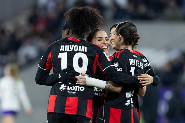 Google Pixel Frauen-Bundesliga: SGS Essen - Eintracht Frankfurt; 19.12.2025 Jubel bei Nicole Anyomi (Eintracht Frankfurt, 19), Ereleta Memeti (Eintracht Frankfurt, 27), Remina Chiba (Eintracht Frankfurt, 15) und Geraldine Reuteler (Eintracht Frankfurt, 14) nach dem Tor zum 0:4 am 14. Spieltag der Google Pixel Frauen-Bundesliga im Spiel der SGS Essen gegen Eintracht Frankfurt am 19.12.2025 im Stadion an der Hafenstraße in Essen. Copyright: xBEAUTIFULxSPORTS Meuselx