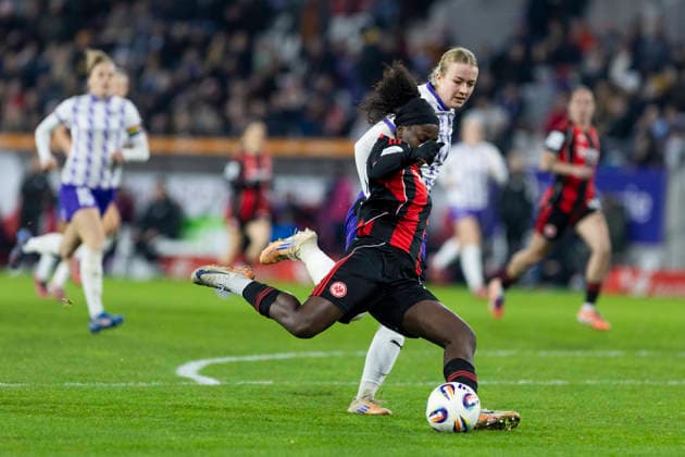 Google Pixel Frauen-Bundesliga: SGS Essen - Eintracht Frankfurt; 19.12.2025 Nicole Anyomi (Eintracht Frankfurt, 19) erzielt das Tor zum 0:4 am 14. Spieltag der Google Pixel Frauen-Bundesliga im Spiel der SGS Essen gegen Eintracht Frankfurt am 19.12.2025 im Stadion an der Hafenstraße in Essen. Copyright: xBEAUTIFULxSPORTS Meuselx