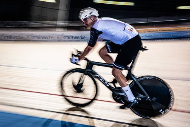 AUGENSTEIN Moritz: DM Omnium 2025 - Frankfurt Oder AUGENSTEIN Moritz ( GER ) RSV Irschenberg Querformat - quer - horizontal - Landscape - Event Veranstaltung: DM Omnium 2025 - Deutsche Meisterschaft - Category Kategorie: Cycling - Track cycling, Rad, Radsport, Bahnrad, Bahn National Championship Omnium - Elite Men - Location Ort: Europe Germany - Brandenburg - Märkisch Oderland - Frankfurt Oder - Oderlandhalle - Discipline: Omnium Tempo Race 2. Race - Distance: 10 km - Date Datum: 19.12.2025 Friday Day 1 -