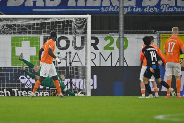 Paderborn, Home Deluxe Arena, 19.12.25, GER, Herren, 2.Bundesliga, Saison 2025-2026, SC Paderborn 07 - SV Darmstadt 98 Bild: Mika BAUR (Paderborn) macht das Tor zum 1:2 DFL regulations prohibit any use of photographs as image sequences and or quasi-video. NRW Deutschland