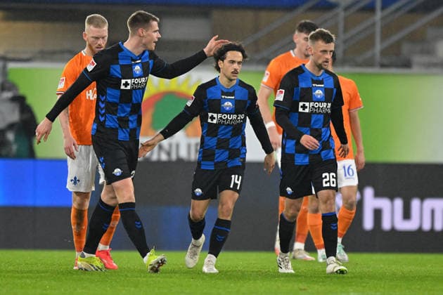 Paderborn, Home Deluxe Arena, 19.12.25, GER, Herren, 2.Bundesliga, Saison 2025-2026, SC Paderborn 07 - SV Darmstadt 98 Bild: Mika BAUR (Paderborn) jubelt nach seinem Tor zum 1:2 DFL regulations prohibit any use of photographs as image sequences and or quasi-video. NRW Deutschland