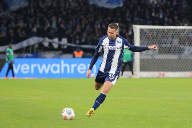 19.12.2025 Fußball Herren 2025 2026 2. Bundesliga 17. Spieltag Hertha BSC - DSC Arminia Bielefeld Olympiastadion Berlin Paul Seguin (Hertha, 30, blau) tritt einen Freistoß. Berlin Berlin Deutschland