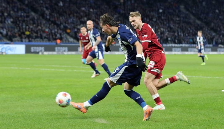Michal Karbownik am Ball, Tim Handwerker Zweikampf Spielszene Aktion Fußball Fussball DFL 2.Bundesliga Herren 17. Spieltag Saison 2025 2026 19.12.2025 Hertha BSC Berlin vs. DSC Arminia Bielefeld DFL regulations prohibit any use of photographs as image sequences and or quasi-video