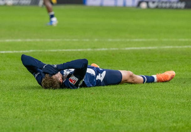 Fussball, Herren, Saison 2025 2026, 2. Bundesliga (17. Spieltag), Hertha BSC - Arminia Bielefeld, Michael Cuisance (Hertha BSC) am Boden, 19.12. 2025,