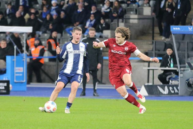19.12.2025 Fußball Herren 2025 2026 2. Bundesliga 17. Spieltag Hertha BSC - DSC Arminia Bielefeld Olympiastadion Berlin Diego Demme (Hertha, 6, blau) im Duell mit Mael Corboz (Arminia, 6, rot). Berlin Berlin Deutschland