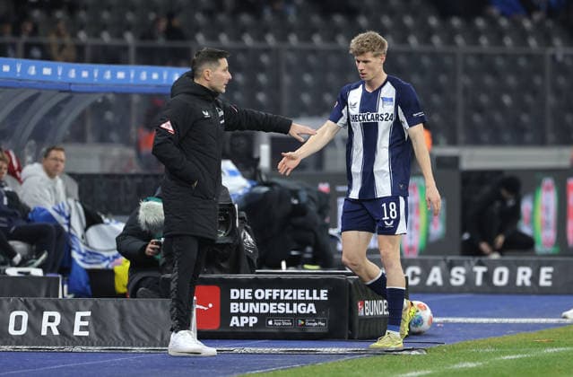 Trainer Stefan Leitl, Auswechselung Luca Schuler Fußball Fussball DFL 2.Bundesliga Herren 17. Spieltag Saison 2025 2026 19.12.2025 Hertha BSC Berlin vs. DSC Arminia Bielefeld DFL regulations prohibit any use of photographs as image sequences and or quasi-video