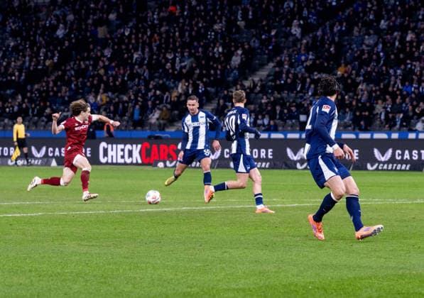 Fussball, Herren, Saison 2025 2026, 2. Bundesliga (17. Spieltag), Hertha BSC - Arminia Bielefeld, Paul Seguin (Hertha BSC) erzielt das Tor zum 1:0 gegen Mael Corboz (Bielefeld), 19.12. 2025,