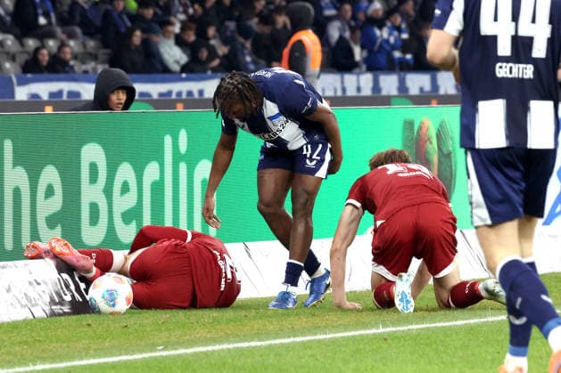DEU, DFL, 2. FBL, Hertha BSC vs. Arminia Biefeld, 19.12.2025, Berliner Olympiastadion, Berlin, DEU, DFL, 2. FBL, Hertha BSC vs. Arminia Biefeld, im Bild Deyovaisio Zeefuik (Hertha BSC Berlin 42), FELIX HAGMANN (Arminia Bielefeld 2), LUKAS KUNZE (Arminia Bielefeld 13) DFL - regulations prohibit any use of Photographs as image sequences and or quasi-video
