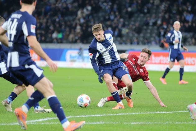19.12.2025 Fußball Herren 2025 2026 2. Bundesliga 17. Spieltag Hertha BSC - DSC Arminia Bielefeld Olympiastadion Berlin Michael Cuisance (Hertha, 10, blau) im Zweikampf mit Marius Wörl (Arminia, 38, rot). Berlin Berlin Deutschland