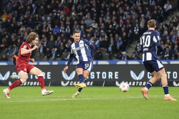 19.12.2025, xtgx, Fussball 2. Bundesliga, Hertha BSC Berlin - Arminia Bielefeld emspor, v.l. Paul Seguin (Hertha, 30) schiesst Tor, schießt, Torschuetze, erzielt Tor, Treffer, scores the goal 1:0 (DFL DFB REGULATIONS PROHIBIT ANY USE OF PHOTOGRAPHS as IMAGE SEQUENCES and or QUASI-VIDEO) Berlin