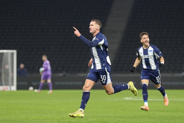 19.12.2025, xtgx, Fussball 2. Bundesliga, Hertha BSC Berlin - Arminia Bielefeld emspor, v.l. Paul Seguin (Hertha, 30) Jubel, Torjubel, jubelt ueber das Tor, celebrate the goal, celebration (DFL DFB REGULATIONS PROHIBIT ANY USE OF PHOTOGRAPHS as IMAGE SEQUENCES and or QUASI-VIDEO) Berlin