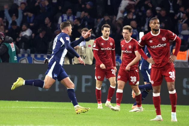 DEU, DFL, 2. FBL, Hertha BSC vs. Arminia Biefeld, 19.12.2025, Berliner Olympiastadion, Berlin, DEU, DFL, 2. FBL, Hertha BSC vs. Arminia Biefeld, im Bild 1: durch Paul Seguin (Hertha BSC Berlin 30), Bielefelder-Spielerkreis DFL - regulations prohibit any use of Photographs as image sequences and or quasi-video