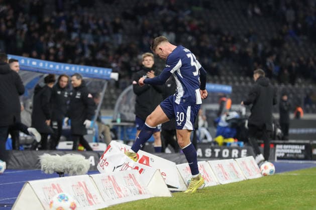 19.12.2025, xtgx, Fussball 2. Bundesliga, Hertha BSC Berlin - Arminia Bielefeld emspor, v.l. Paul Seguin (Hertha, 30) Jubel, Torjubel, jubelt ueber das Tor, celebrate the goal, celebration (DFL DFB REGULATIONS PROHIBIT ANY USE OF PHOTOGRAPHS as IMAGE SEQUENCES and or QUASI-VIDEO) Berlin