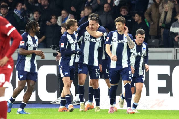 DEU, DFL, 2. FBL, Hertha BSC vs. Arminia Biefeld, 19.12.2025, Berliner Olympiastadion, Berlin, DEU, DFL, 2. FBL, Hertha BSC vs. Arminia Biefeld, im Bild 1: durch Paul Seguin (Hertha BSC Berlin 30), Hertha-Spielerkreis DFL - regulations prohibit any use of Photographs as image sequences and or quasi-video nordphotoxGmbHx xEngler nph00076