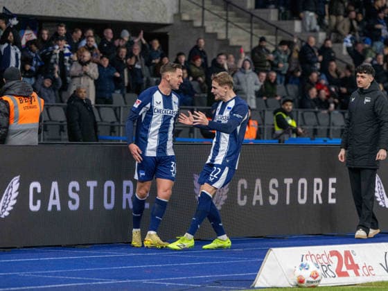 Fussball, Herren, Saison 2025 2026, 2. Bundesliga (17. Spieltag), Hertha BSC - Arminia Bielefeld, v. l. Paul Seguin (Hertha BSC), Marten Winkler (Hertha BSC), Jubel nach Tor zum 1:0, 19.12. 2025,