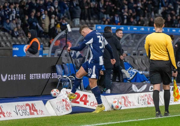 Fussball, Herren, Saison 2025 2026, 2. Bundesliga (17. Spieltag), Hertha BSC - Arminia Bielefeld, Paul Seguin (Hertha BSC), Jubel nach Tor zum 1:0, 19.12. 2025,