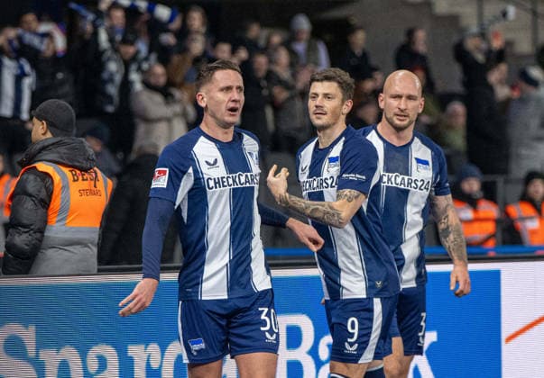 Fussball, Herren, Saison 2025 2026, 2. Bundesliga (17. Spieltag), Hertha BSC - Arminia Bielefeld, v. l. Paul Seguin (Hertha BSC), Dawid Kownacki (Hertha BSC), Toni Leistner (Hertha BSC), Jubel nach Tor zum 1:0, 19.12. 2025,