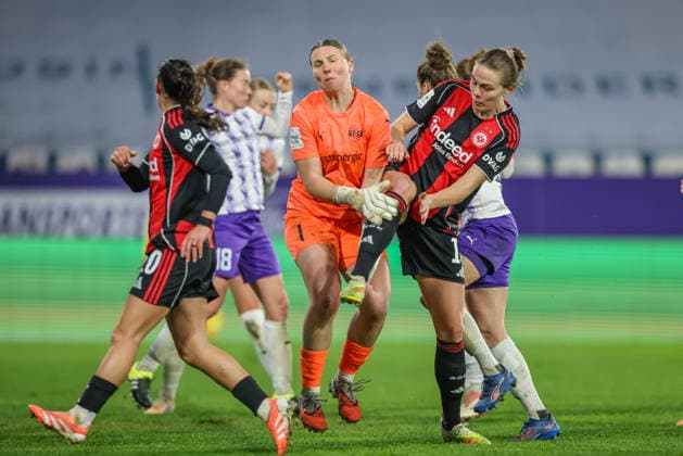 GER, Essen, SGS Essen vs Eintracht Frankfurt, Google Pixel Frauen Bundesliga, Fussball, DFB, Spielzeit 2025 2026, Stadion an der Hafenstraße , 14. Spieltag im Bild v.l.: Foul an Kim Sindermann (SGS Essen 1) von Marthine ostenstad (Eintracht Frankfurt 16) DFB DFL REGULATIONS PROHIBIT ANY USE OF PHOTOGRAPHS AS IMAGE SEQUENCES AND OR QUASI-VIDEO, 19.12.2025 Copyright: HMBxMedia HendrikxHamelau