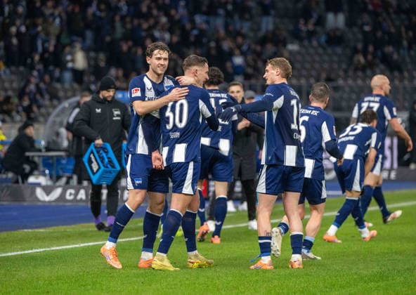 Fussball, Herren, Saison 2025 2026, 2. Bundesliga (17. Spieltag), Hertha BSC - Arminia Bielefeld, v. l. Linus Gechter (Hertha BSC), Paul Seguin (Hertha BSC), Michael Cuisance (Hertha BSC), Jubel nach Tor zum 1:0, 19.12. 2025,