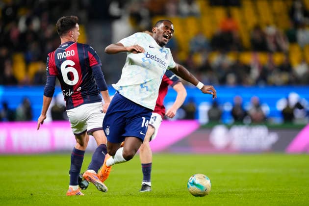 Bologna FC 1909 v FC Internazionale - Supercoppa Italiana Semifinal Ange-Yoan Bonny centre-forward of Internazionale and France and Nikola Moro defensive midfield of Bologna and Croatia compete for the ball during the Supercoppa Italiana semifinal match between Bologna FC 1909 and FC Internazionale at King Saud University Stadium on December 19, 2025 in Riyadh, Saudi Arabia. Riyadh Saudi Arabia  Copyright: xJosexBretonx originalFilename:bretonhernandez-bolognaf251219_npUoH.jpg