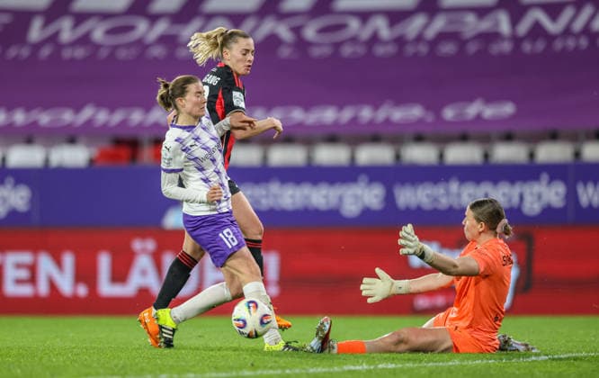 GER, Essen, SGS Essen vs Eintracht Frankfurt, Google Pixel Frauen Bundesliga, Fussball, DFB, Spielzeit 2025 2026, Stadion an der Hafenstraße , 14. Spieltag im Bild v.l.: Lena Ostermeier (SGS Essen 18), Laura Freigang (Eintracht Frankfurt 10), Kim Sindermann (SGS Essen 1), große Torchance DFB DFL REGULATIONS PROHIBIT ANY USE OF PHOTOGRAPHS AS IMAGE SEQUENCES AND OR QUASI-VIDEO, 19.12.2025 Copyright: HMBxMedia HendrikxHamelau