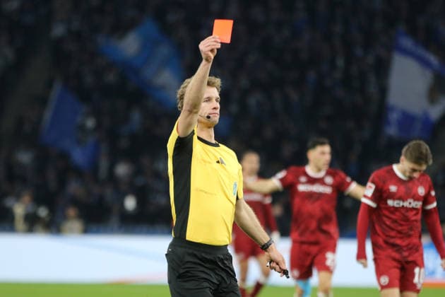 19.12.2025 Fußball Herren 2025 2026 2. Bundesliga 17. Spieltag Hertha BSC - DSC Arminia Bielefeld Olympiastadion Berlin Jarno Wienefeld (Schiedsrichter) zeigt Toni Leistner die Rote Karte. Berlin Berlin Deutschland