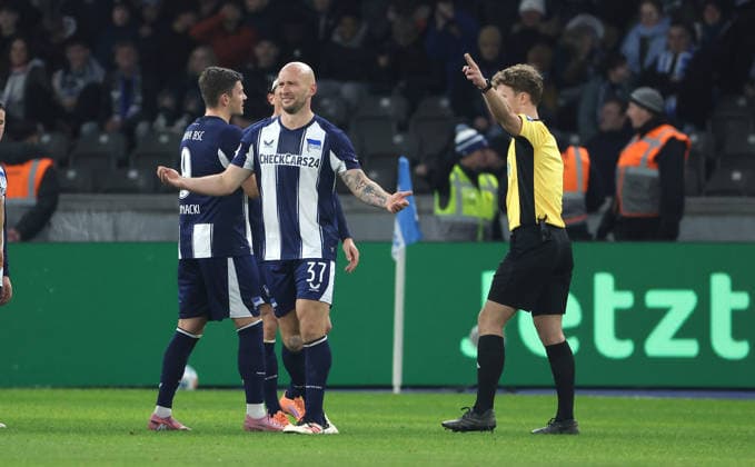 Schiedsrichter Jarno Wienefeld zeigt rote Karte für Toni Leistner Fußball Fussball DFL 2.Bundesliga Herren 17. Spieltag Saison 2025 2026 19.12.2025 Hertha BSC Berlin vs. DSC Arminia Bielefeld DFL regulations prohibit any use of photographs as image sequences and or quasi-video
