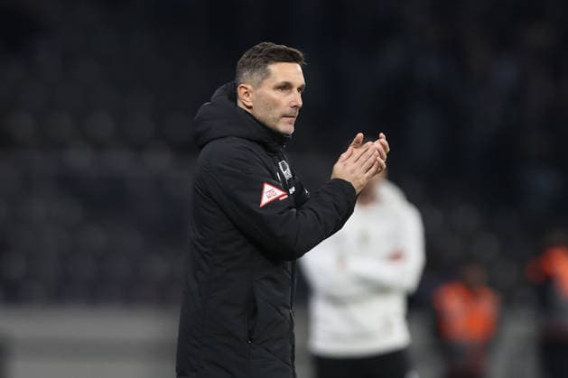 19.12.2025, xtgx, Fussball 2. Bundesliga, Hertha BSC Berlin - Arminia Bielefeld emspor, v.l. Stefan Leitl (Hertha, Trainer) gibt Anweisungen, gestikuliert mit den Armen, gesticulate, gives instructions (DFL DFB REGULATIONS PROHIBIT ANY USE OF PHOTOGRAPHS as IMAGE SEQUENCES and or QUASI-VIDEO) Berlin