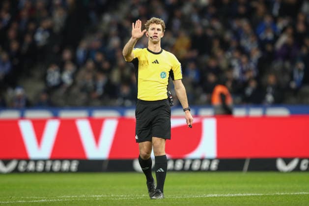 19.12.2025, xtgx, Fussball 2. Bundesliga, Hertha BSC Berlin - Arminia Bielefeld emspor, v.l. Schiedsrichter, Schiri, referee Jarno Wienefeld (DFL DFB REGULATIONS PROHIBIT ANY USE OF PHOTOGRAPHS as IMAGE SEQUENCES and or QUASI-VIDEO) Berlin