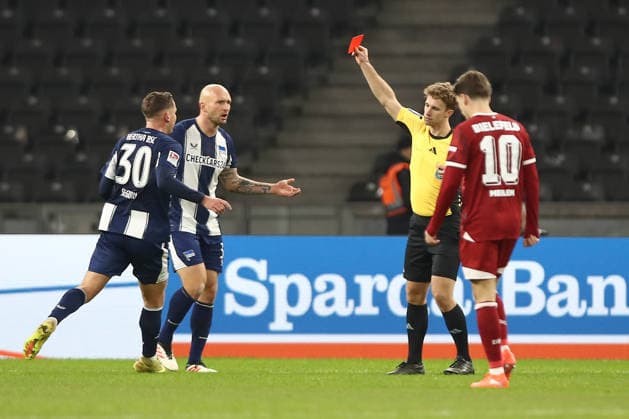 19.12.2025, xtgx, Fussball 2. Bundesliga, Hertha BSC Berlin - Arminia Bielefeld emspor, v.l. Toni Leistner (Hertha, 37) Rote Karte, Platzverweis, sent off (DFL DFB REGULATIONS PROHIBIT ANY USE OF PHOTOGRAPHS as IMAGE SEQUENCES and or QUASI-VIDEO) Berlin