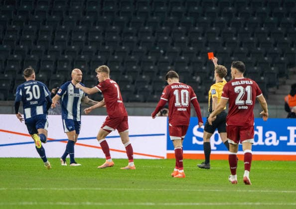 Fussball, Herren, Saison 2025 2026, 2. Bundesliga (17. Spieltag), Hertha BSC - Arminia Bielefeld, Schiedsrichter Jarno Wienefeld zeigt Toni Leistner (Hertha BSC) die rote Karte, 19.12. 2025,