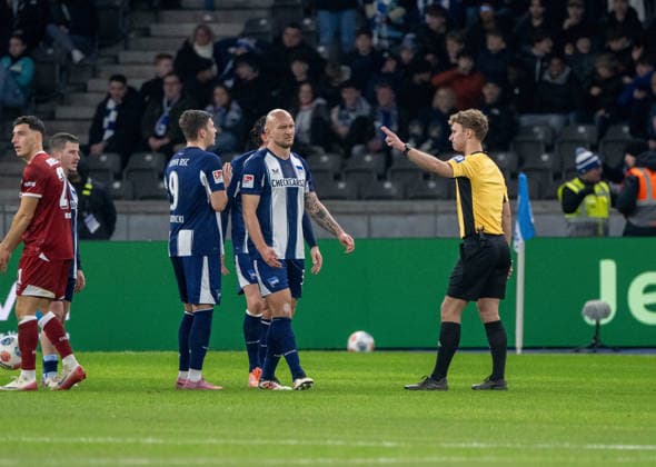 Fussball, Herren, Saison 2025 2026, 2. Bundesliga (17. Spieltag), Hertha BSC - Arminia Bielefeld, Schiedsrichter Jarno Wienefeld zeigt Toni Leistner (Hertha BSC) die rote Karte, 19.12. 2025,