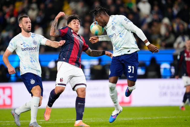 Bologna FC 1909 v FC Internazionale - Supercoppa Italiana Semifinal Santiago Castro centre-forward of Bologna and Argentina and Yann Bisseck centre-back of Internazionale and Germany compete for the ball during the Supercoppa Italiana semifinal match between Bologna FC 1909 and FC Internazionale at King Saud University Stadium on December 19, 2025 in Riyadh, Saudi Arabia. Riyadh Saudi Arabia  Copyright: xJosexBretonx originalFilename:bretonhernandez-bolognaf251219_npanj.jpg