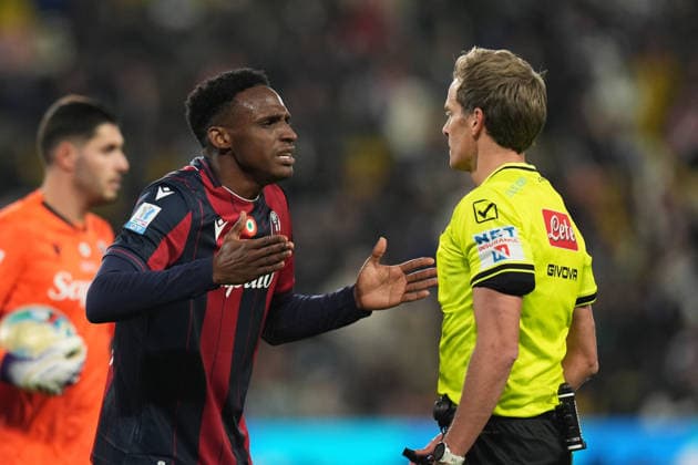 Referee Daniele Chiffi and Bologna s Jhon Lucumi during the EA Sports FC italian Supercup 2025 semifinal match between Bologna and Inter at Al-Awwal Park Stadium in Riyadh, Saudi Arabia - Soccer - Friday December 19, 2025  Copyright: xMassimoxPaolone LaPressex