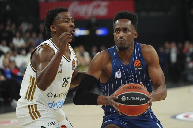 Anadolu Efes v Dubai - EuroLeague ISTANBUL, TURKIYE – DECEMBER 19: Anadolu Efes’ Rodrigue Beaubois and Dubai’s McKinley Wright IV (25) compete for the ball during a EuroLeague week 17 match between Anadolu Efes and Dubai at Turkcell Basketball Development Center in Istanbul, Turkiye, on December 19, 2025. Bunyamin Celik Anadolu Istanbul Turkey. Editorial use only. Please get in touch for any other usage.  Copyright: x2025xAnadoluxBunyaminxCelikx