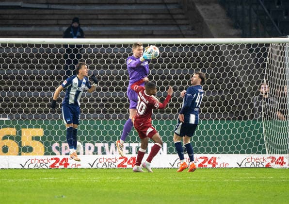 Fussball, Herren, Saison 2025 2026, 2. Bundesliga (17. Spieltag), Hertha BSC - Arminia Bielefeld, v. l. Michal Karbownik (Hertha BSC), Torhüter Tjark Ernst (Hertha BSC), Isaiah Young (Bielefeld), Pascal Klemens (Hertha BSC), 19.12. 2025,