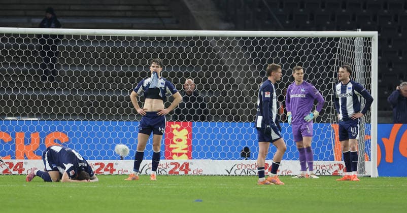 Hertha Spieler enttäuscht nach Spielende Enttäuschung Fußball Fussball DFL 2.Bundesliga Herren 17. Spieltag Saison 2025 2026 19.12.2025 Hertha BSC Berlin vs. DSC Arminia Bielefeld DFL regulations prohibit any use of photographs as image sequences and or quasi-video