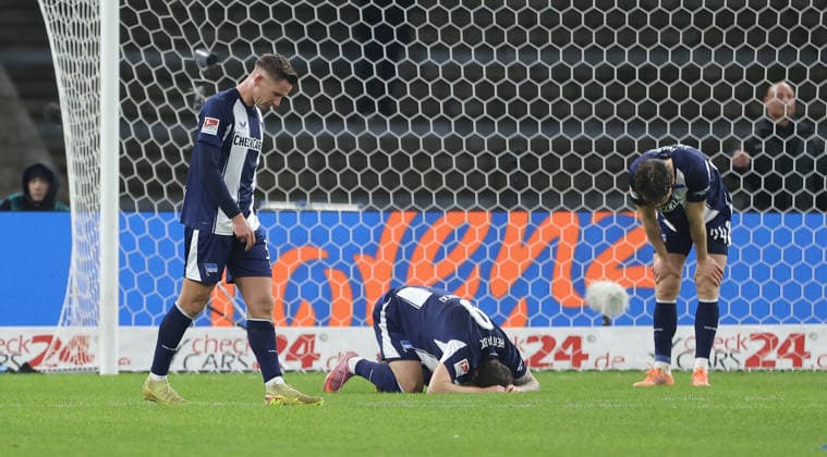 Hertha Spieler enttäuscht nach Spielende Enttäuschung Fußball Fussball DFL 2.Bundesliga Herren 17. Spieltag Saison 2025 2026 19.12.2025 Hertha BSC Berlin vs. DSC Arminia Bielefeld DFL regulations prohibit any use of photographs as image sequences and or quasi-video