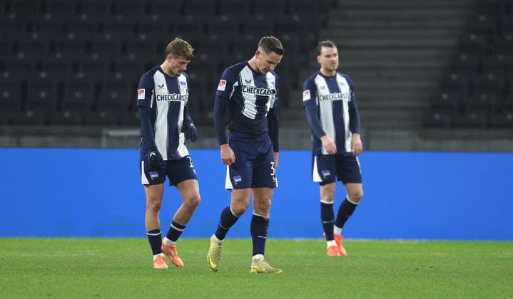 Michael Cuisance, Paul Seguin, Linus Gechter, Hertha Spieler enttäuscht nach Spielende Enttäuschung Fußball Fussball DFL 2.Bundesliga Herren 17. Spieltag Saison 2025 2026 19.12.2025 Hertha BSC Berlin vs. DSC Arminia Bielefeld DFL regulations prohibit any use of photographs as image sequences and or quasi-video