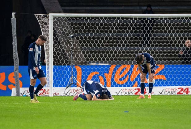 Fussball, Herren, Saison 2025 2026, 2. Bundesliga (17. Spieltag), Hertha BSC - Arminia Bielefeld, v. l. Paul Seguin (Hertha BSC), Dawid Kownacki (Hertha BSC), Linus Gechter (Hertha BSC), Enttäuschung nach Gegentor zum 1:1, 19.12. 2025,
