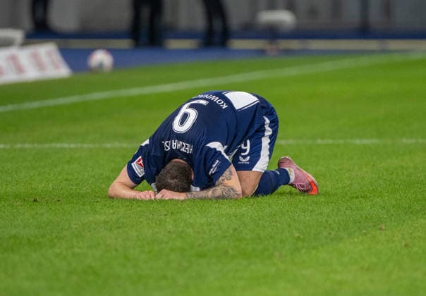 Fussball, Herren, Saison 2025 2026, 2. Bundesliga (17. Spieltag), Hertha BSC - Arminia Bielefeld, Dawid Kownacki (Hertha BSC), Enttäuschung nach Abpfiff, 19.12. 2025,