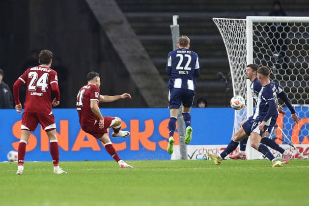 19.12.2025, xtgx, Fussball 2. Bundesliga, Hertha BSC Berlin - Arminia Bielefeld emspor, v.l. Stefano Russo (Bielefeld, 21) schiesst Tor, schießt, Torschuetze, erzielt Tor, Treffer, scores the goal 1:1 (DFL DFB REGULATIONS PROHIBIT ANY USE OF PHOTOGRAPHS as IMAGE SEQUENCES and or QUASI-VIDEO) Berlin