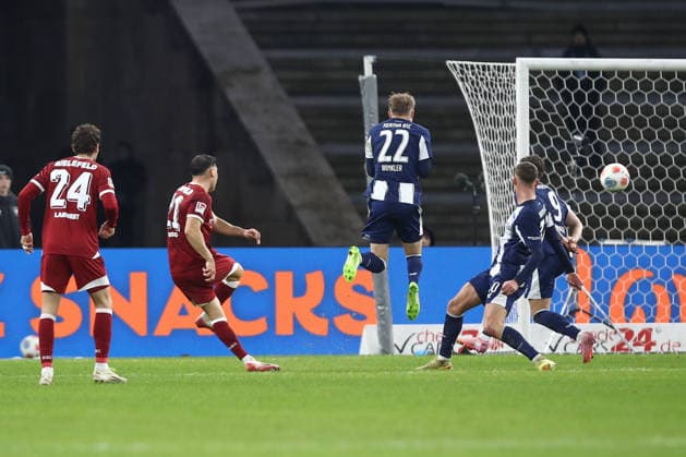 19.12.2025, xtgx, Fussball 2. Bundesliga, Hertha BSC Berlin - Arminia Bielefeld emspor, v.l. Stefano Russo (Bielefeld, 21) schiesst Tor, schießt, Torschuetze, erzielt Tor, Treffer, scores the goal 1:1 (DFL DFB REGULATIONS PROHIBIT ANY USE OF PHOTOGRAPHS as IMAGE SEQUENCES and or QUASI-VIDEO) Berlin