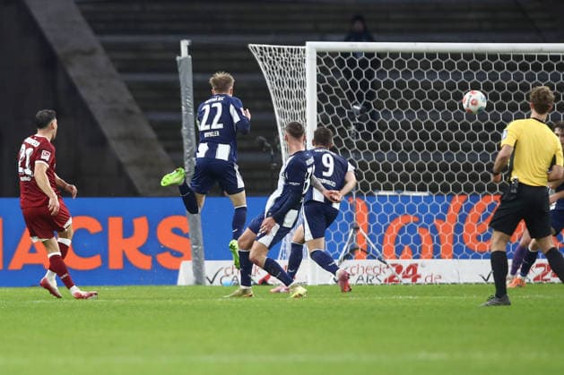19.12.2025, xtgx, Fussball 2. Bundesliga, Hertha BSC Berlin - Arminia Bielefeld emspor, v.l. Stefano Russo (Bielefeld, 21) schiesst Tor, schießt, Torschuetze, erzielt Tor, Treffer, scores the goal 1:1 (DFL DFB REGULATIONS PROHIBIT ANY USE OF PHOTOGRAPHS as IMAGE SEQUENCES and or QUASI-VIDEO) Berlin