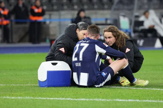 2. Fußball Bundesliga, Hertha BSC - Bielefeld; Niklas Kolbe (Hertha BSC 27) verletzt am Boden, muss ausgewechselt werden, während der Begegnung in der 2. Fußball Bundesliga, Hertha BSC Berlin - DSC Arminia Bielefeld; 19.12.2025 in Berlin, Olympiastadion, am 19.12.2025. DFB regulations prohibit any use of photographs as image sequences and or quasi video.
