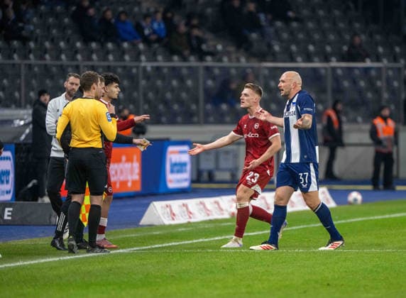 Fussball, Herren, Saison 2025 2026, 2. Bundesliga (17. Spieltag), Hertha BSC - Arminia Bielefeld, Toni Leistner (Hertha BSC) beschwert sich nach seinem Platzverweis beim 4. Offiziellen Alexander Roppelt und Linienrichter Mario Hildenbrand, 19.12. 2025,