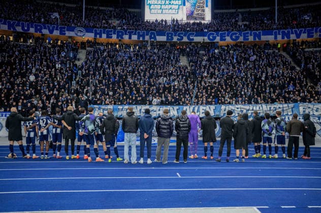 Fussball, Herren, Saison 2025 2026, 2. Bundesliga (17. Spieltag), Hertha BSC - Arminia Bielefeld, Berliner Enttäuschung nach Abpfiff, 19.12. 2025,