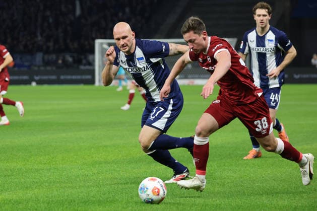 2. Fußball Bundesliga, Hertha BSC - Bielefeld; Marius Wörl (Bielefeld, 38)im Zweikampf mit Toni Leistner (Hertha BSC 37), während der Begegnung in der 2. Fußball Bundesliga, Hertha BSC Berlin - DSC Arminia Bielefeld; 19.12.2025 in Berlin, Olympiastadion, am 19.12.2025. DFB regulations prohibit any use of photographs as image sequences and or quasi video.